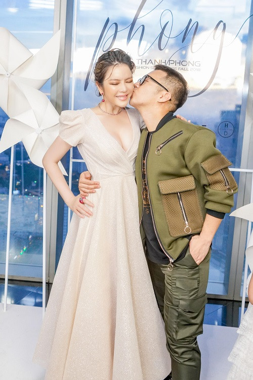 Nàng kiều nữ được nhà thiết kế gốc Đà Nẵng hôn má thân mật. (Ảnh: MR.AT)