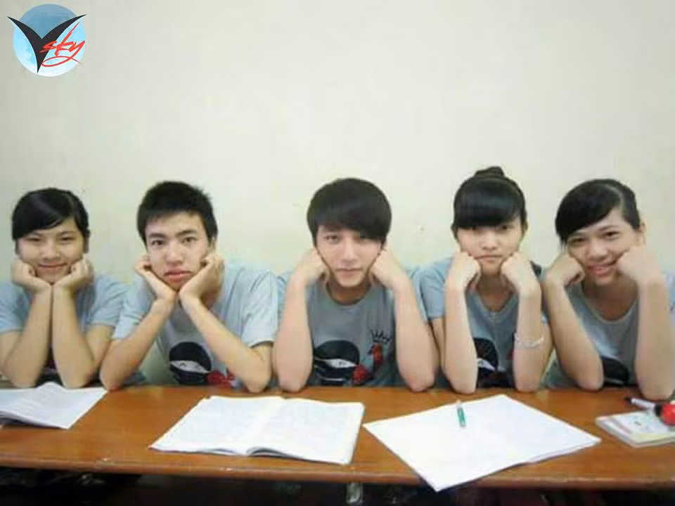 Mặc đồng phục dễ thương, có lẽ đây là nhóm bạn chơi thân của ngôi sao làng nhạc.