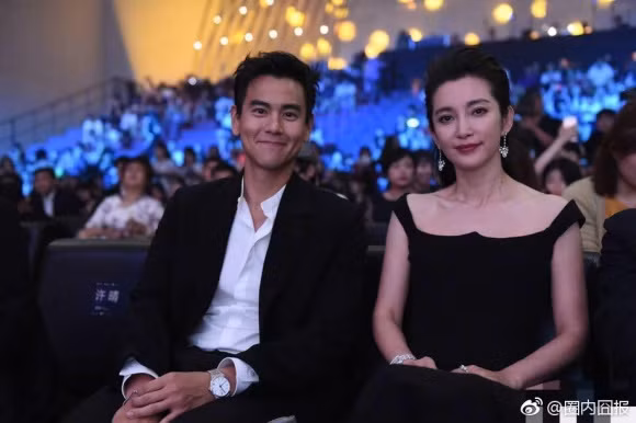 Bành Vu Yến chụp ảnh cùng Lý Băng Băng.