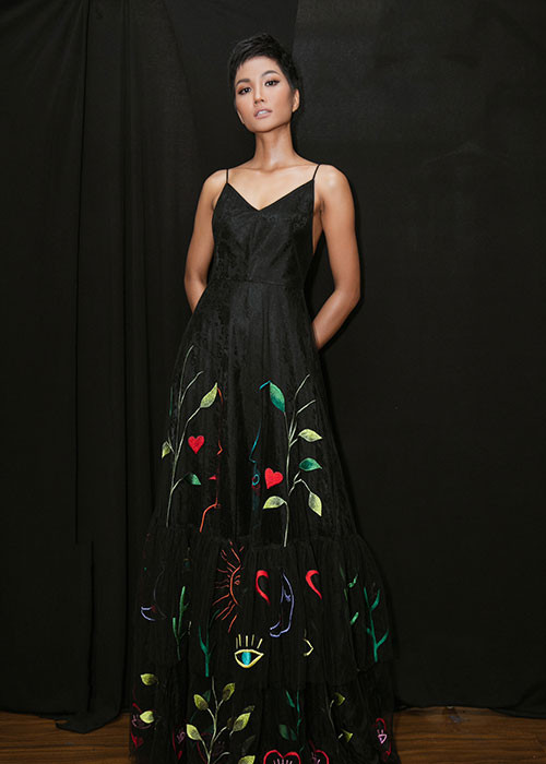 Bộ sưu tập mang phong cách streetwear với áo khoác oversize, croptop ren, phom dáng của phương Tây với những hoạ tiết thêu móc thủ công mang âm hưởng pop art mạnh mẽ nhưng không kém phần tinh tế.