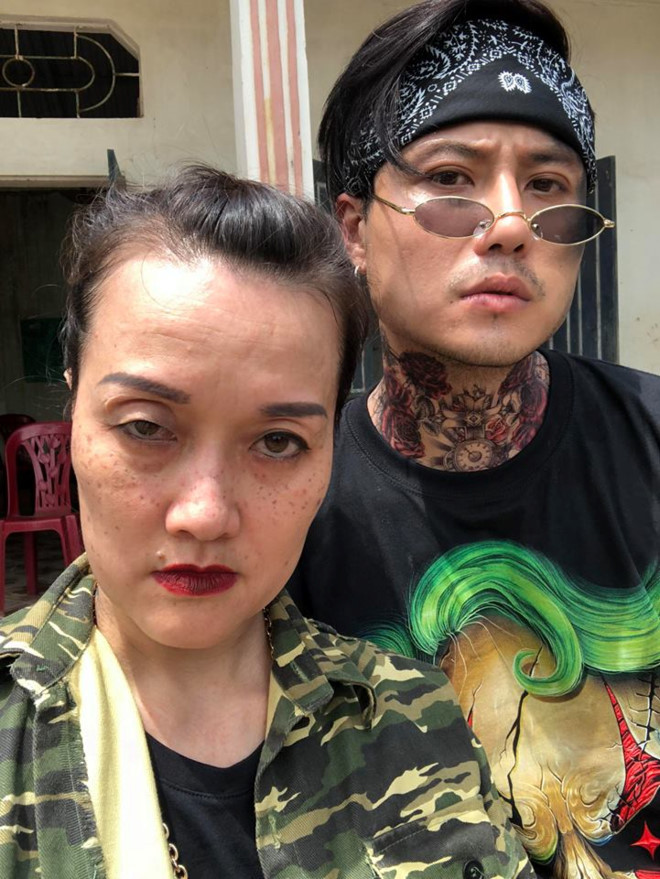 "Mắt nổ mắt xịt", mặt đầy tàn nhang, nốt ruồi điêu, môi thâm chuẩn dân xã hội đen, nghệ sĩ Vân Dung có thể "dọa ma" trẻ em được trong tạo hình nhân vật này.