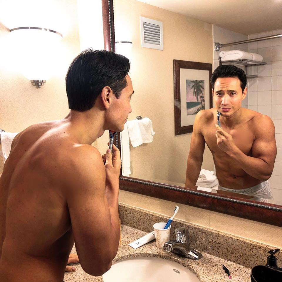 Kim Lý cởi trần khoe thân hình gợi cảm trong phòng tắm.