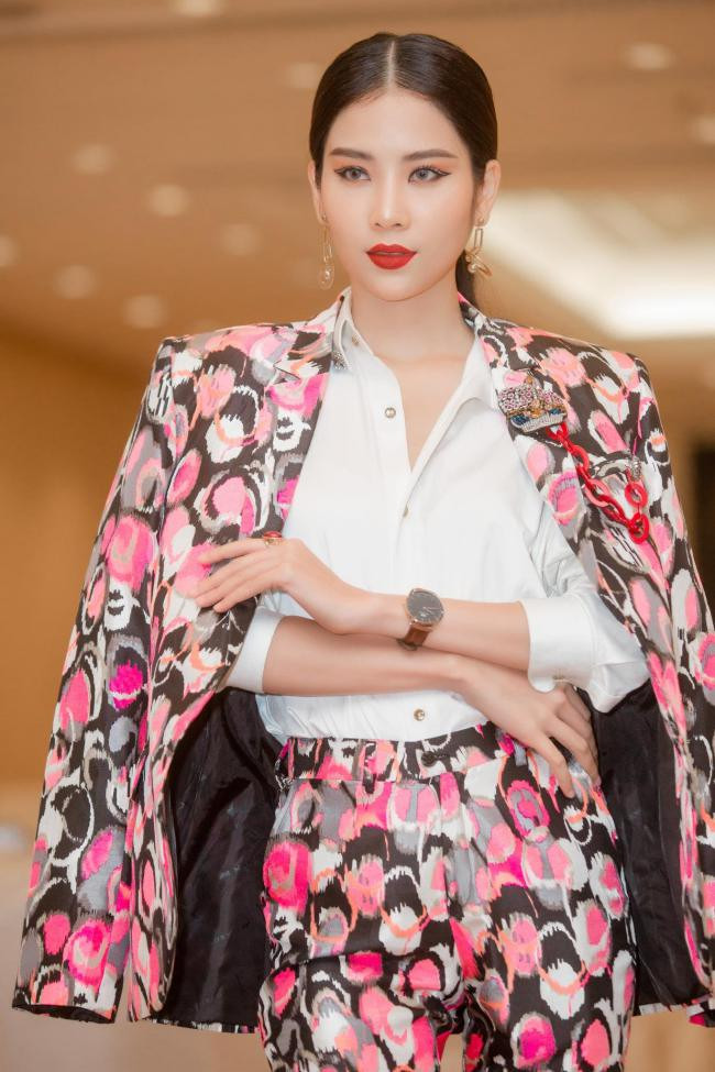 Sau tin đồn cạch mặt Nam Em, Nam Anh cho biết cô không quan tâm đến ồn ào tình cảm của em gái nên giữa scandal gây xôn xao showbiz vừa qua, cô hoàn toàn đứng ngoài cuộc.