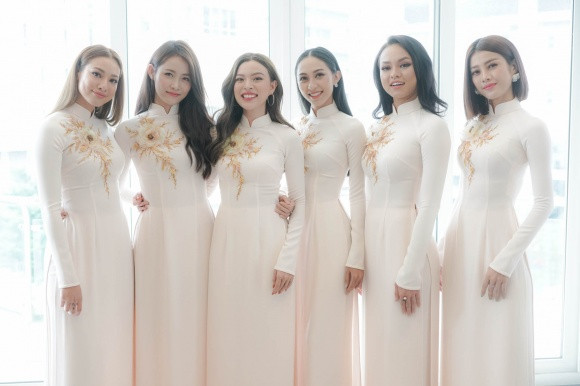 Sáng nay (24/9), Lan Khuê và doanh nhân John Tuấn Nguyễn đã tổ chức đám hỏi theo nghi lễ truyền thống. Trong lễ ăn hỏi Lan Khuê, dàn học trò của người đẹp như: Trương Mỹ Nhân, Mai Ngô, Lilly Nguyễn, Tú Hảo, Ngọc Duyên... đã đảm nhận vai trò phù dâu tiễn bạn thân và đàn chị về nhà chồng.