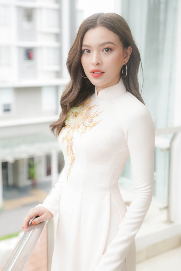 Tú Hảo xinh đẹp trong ngày vui của Hoa khôi Lan Khuê.