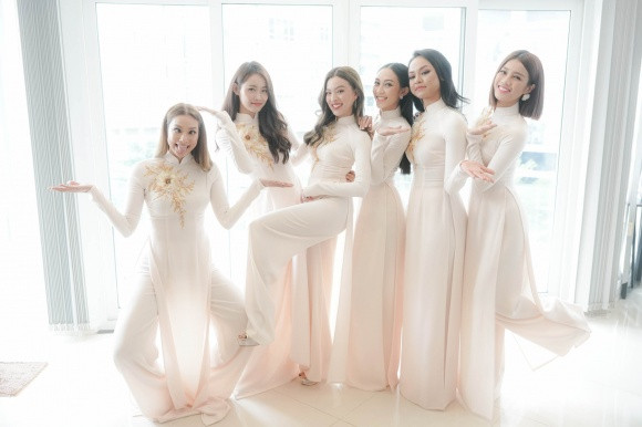 Diện áo dài tinh khôi, những chân dài "The Face" đình đám khiến ai nấy khó rời mắt trước nhan sắc vô cùng xinh đẹp và thu hút.