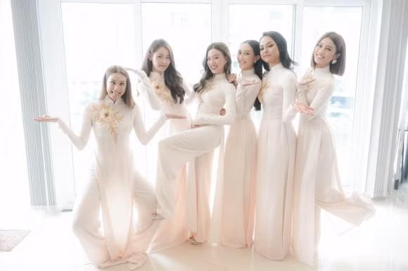 Diện áo dài tinh khôi, những chân dài "The Face" đình đám khiến ai nấy khó rời mắt trước nhan sắc vô cùng xinh đẹp và thu hút.