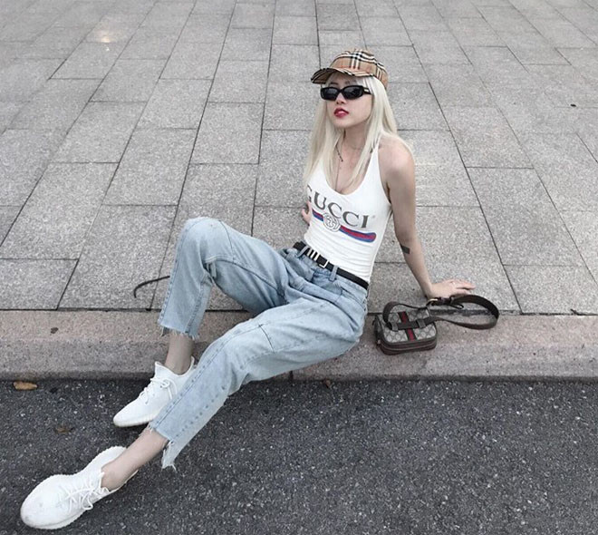 Cùng lúc đó, tại Việt Nam, Thiều Bảo Trâm cũng chia sẻ loạt ảnh mới với chiếc áo thun và túi xách Gucci, khiến nhiều người cho rằng cả hai đang hướng về đối phương, cố tình diện đồ đôi dù ở hai nơi khác nhau. Động thái này của cả hai đã phần nào đập tan nghi vấn chia tay không lâu trước đó.