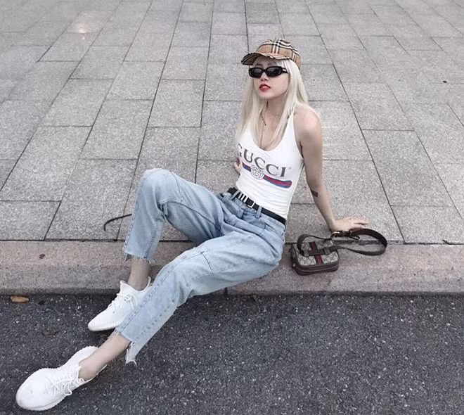 Cùng lúc đó, tại Việt Nam, Thiều Bảo Trâm cũng chia sẻ loạt ảnh mới với chiếc áo thun và túi xách Gucci, khiến nhiều người cho rằng cả hai đang hướng về đối phương, cố tình diện đồ đôi dù ở hai nơi khác nhau. Động thái này của cả hai đã phần nào đập tan nghi vấn chia tay không lâu trước đó.