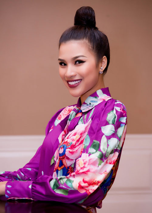 Nguyễn Thị Thành đảm nhận vai trò host của cuộc thi. Cô sẽ đồng hành cùng thí sinh trong suốt 7 ngày diễn ra vòng chung kết.