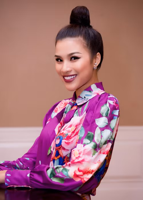 Nguyễn Thị Thành đảm nhận vai trò host của cuộc thi. Cô sẽ đồng hành cùng thí sinh trong suốt 7 ngày diễn ra vòng chung kết.