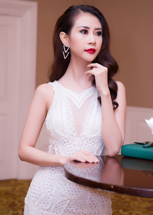 Á hậu đại sứ du lịch thế giới 2017 Liên Phương diện váy trắng tinh khôi.