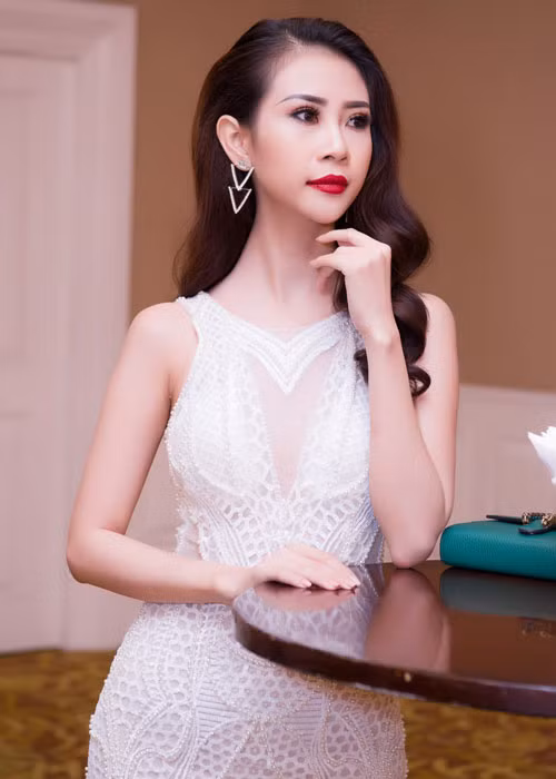 Á hậu đại sứ du lịch thế giới 2017 Liên Phương diện váy trắng tinh khôi.