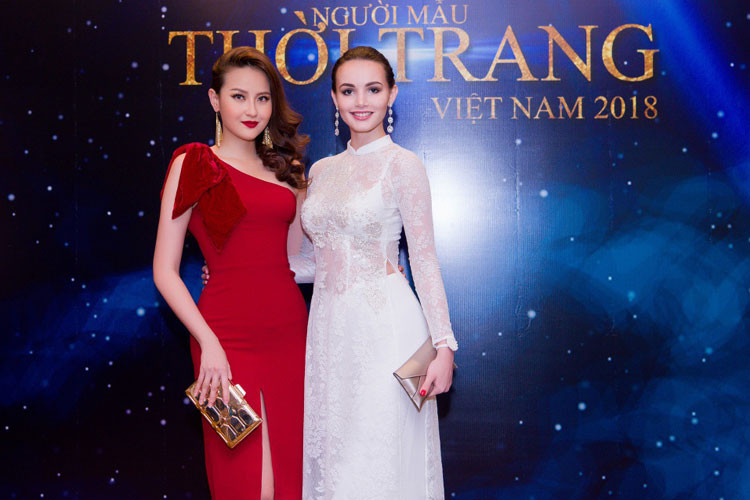 Cô chụp ảnh cùng Hoa hậu Khánh Ngân.