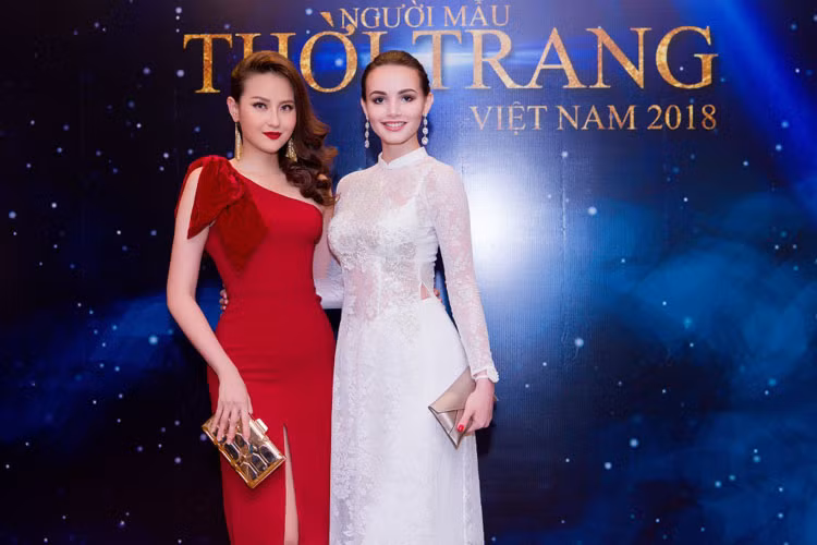 Cô chụp ảnh cùng Hoa hậu Khánh Ngân.