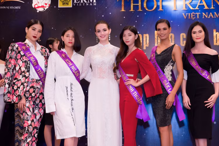 Tuy nhiên, trước ngày diễn ra họp báo vòng chung kết, thí sinh Nguyễn Tiến Anh gặp phải chấn thương ở chân và thí sinh Đặng Thị Hương Giang không sắp xếp được lịch học nên dừng tham gia cuộc thi.