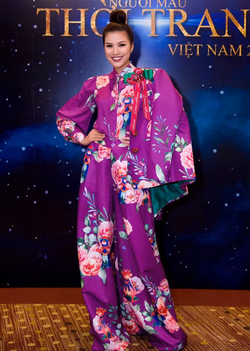 Người đẹp Nguyễn Thị Thành diện cây tím xuất hiện tại buổi họp báo.