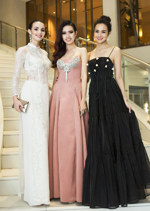 Hoa hậu người Nga đọ sắc cùng Phan Thị Mơ và MC Kiều Ngân.