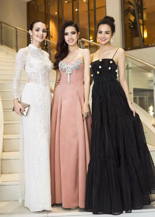 Hoa hậu người Nga đọ sắc cùng Phan Thị Mơ và MC Kiều Ngân.