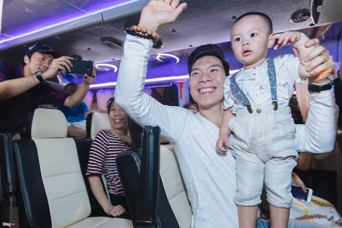 Trước đó, Phó giám đốc Sở Văn hóa Thể thao TP. HCM cũng mang hoa ra đón Quốc Cơ, Quốc Nghiệp. Đại diện Sở đánh giá cao những đóng góp của hai anh em trong việc quảng bá hình ảnh Việt Nam và nghệ thuật xiếc Việt.