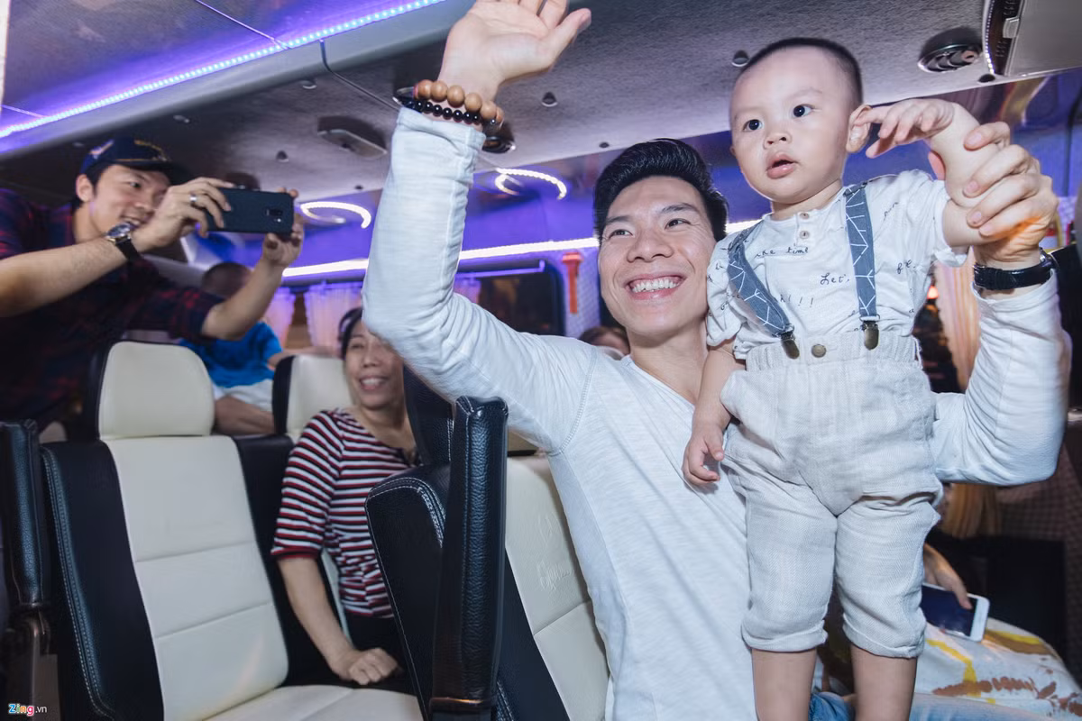 Trước đó, Phó giám đốc Sở Văn hóa Thể thao TP. HCM cũng mang hoa ra đón Quốc Cơ, Quốc Nghiệp. Đại diện Sở đánh giá cao những đóng góp của hai anh em trong việc quảng bá hình ảnh Việt Nam và nghệ thuật xiếc Việt.