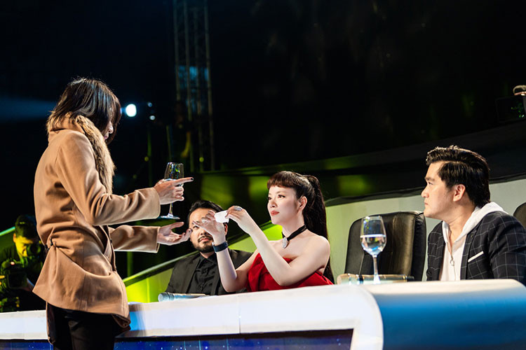 “Tuy ngồi ghế giám khảo, nhưng tôi đóng góp theo góc nhìn của một khán giả, như vậy sẽ công bằng và nhân văn hơn bên cạnh hai giám khảo là các ảo thuật gia chuyên nghiệp. Tôi thích chương trình vì ngoài tính giải trí, nó còn mang nét đặc trưng và góp phần giới thiệu những nghệ sĩ ảo thuật tài năng đến khán giả”, Lý Nhã Kỳ chia sẻ về vai trò của mình trên ghế nóng. Ảnh: NVCC