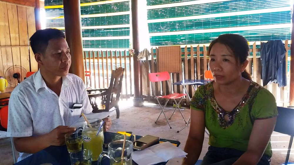 Bà Loan trao đổi với PV.