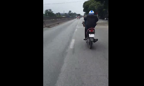 Nam thanh niên điều khiển xe bằng chân. Ảnh cắt từ clip.