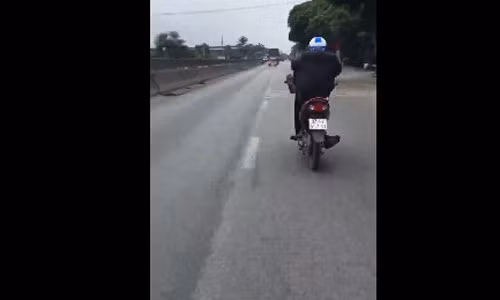 Nam thanh niên điều khiển xe bằng chân. Ảnh cắt từ clip.