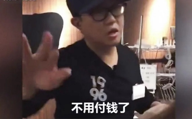 Quản lý nhà hàng yêu cầu khách Trung Quốc rời đi.