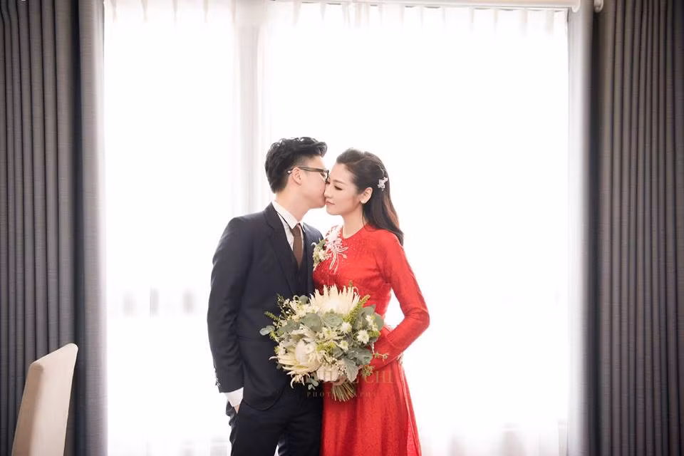 Đám cưới Á hậu Tú Anh diễn ra trong ngày mưa Hà Nội. Dù thời tiết bất lợi nhưng không làm ảnh hưởng đến ngày vui của cặp đôi trẻ.