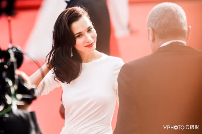 Người đẹp Chiến lang 2 Lữ Tịnh San có cách ứng xử đẹp mắt khi thành viên ban tổ chức xuất hiện nhắc nhở cô. Những năm trước, một số nghệ sĩ Trung Quốc thể hiện sự khó chịu hoặc thiếu hợp tác với ban tổ chức khi gặp tình huống tương tự.