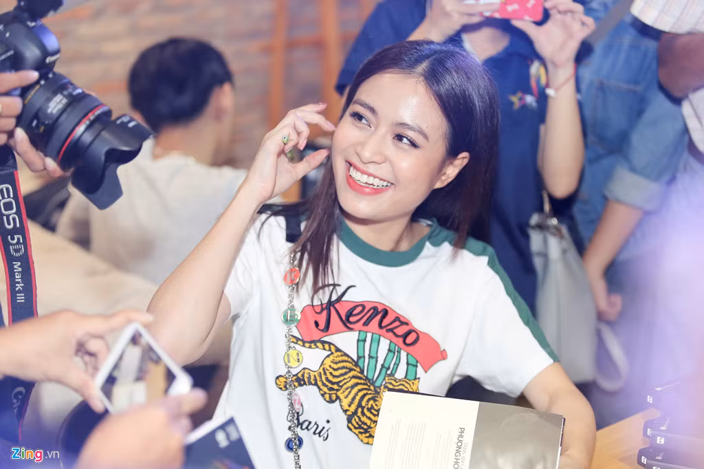 Với cuốn sách này, hình ảnh Hoàng Thùy Linh cũng trở nên đẹp hơn trong mắt công chúng. Trong năm 2018, dự kiến cô còn có một số hoạt động nghệ thuật khác trong chuỗi dự án kỷ niệm 10 năm sự nghiệp.