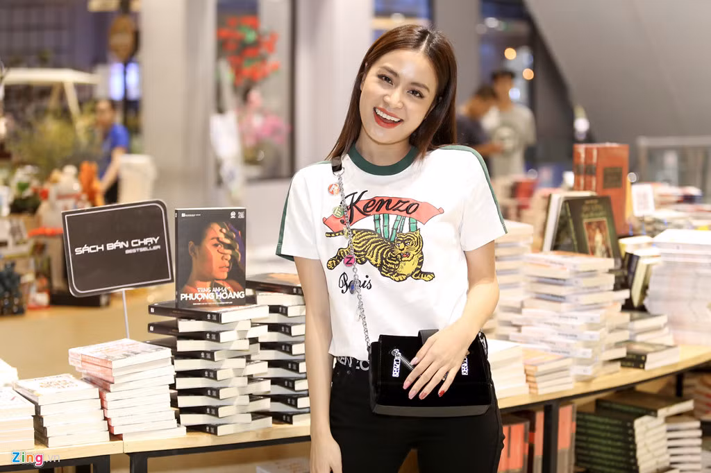 Buổi giao lưu - ký tặng sách tự truyện Vàng Anh & Phượng Hoàng của Hoàng Thùy Linh diễn ra tối 30/3 tại TP.HCM. Nữ ca sĩ có mặt đúng giờ và háo hức được gặp gỡ, trò chuyện với người hâm mộ và độc giả của mình. Cũng như sự kiện ra mắt sách ở Hà Nội hồi giữa tháng 3, cô ăn mặc giản dị và thanh lịch.