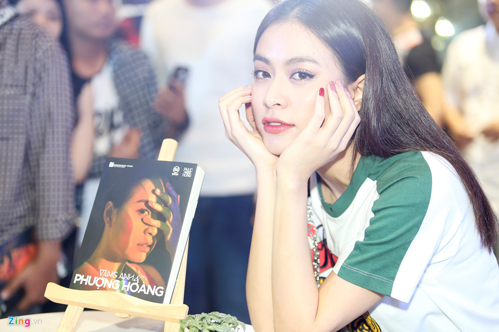 Một độc giả cũng nhắc lại chuyện Hoàng Thùy Linh từng khóc trên truyền hình khi xin lỗi về vụ lộ clip nóng. Nhớ lại chuyện đó, nữ ca sĩ không hổ thẹn vì yếu đuối. "Tôi không đổ lỗi cho bất kỳ ai", cô nói. "Trong tất cả những điều xảy đến với mình, có phần lý do của mình trong đó chứ. Còn những giọt nước mắt đến vào lúc nó cần, là sự giải tỏa cần thiết. Nếu không có sự yếu đuối vào lúc đó thì tôi không có sự mạnh mẽ sau này. Hãy khóc một lần đó thôi và không khóc lại một lần thứ hai".