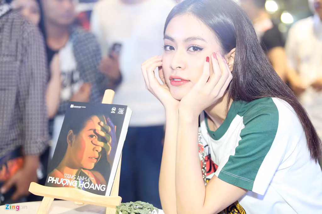 Một độc giả cũng nhắc lại chuyện Hoàng Thùy Linh từng khóc trên truyền hình khi xin lỗi về vụ lộ clip nóng. Nhớ lại chuyện đó, nữ ca sĩ không hổ thẹn vì yếu đuối. "Tôi không đổ lỗi cho bất kỳ ai", cô nói. "Trong tất cả những điều xảy đến với mình, có phần lý do của mình trong đó chứ. Còn những giọt nước mắt đến vào lúc nó cần, là sự giải tỏa cần thiết. Nếu không có sự yếu đuối vào lúc đó thì tôi không có sự mạnh mẽ sau này. Hãy khóc một lần đó thôi và không khóc lại một lần thứ hai".