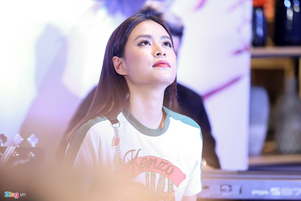 Trong sự kiện không thiếu những khoảnh khắc xúc động của Hoàng Thùy Linh. Cô thừa nhận, cái tát của mẹ khi cô suy sụp, sa ngã vì biến cố đã khiến cô thức tỉnh. Cô nói: "Có lẽ cái tát của mẹ đã giúp tôi nhận ra mình phải sống tiếp. Cách đây nhiều năm, người ta không nghĩ học nghệ thuật lại quan trọng so với học văn hóa, nhưng gia đình tôi làm nghệ thuật nên điều này rất bình thường. Sau cái tát đó, tôi nghĩ đây đáng ra là những trang đẹp nhất của cuộc đời mình, tại sao mình lại đang lãng phí nó? Tôi nhận ra mình phải sống tiếp".