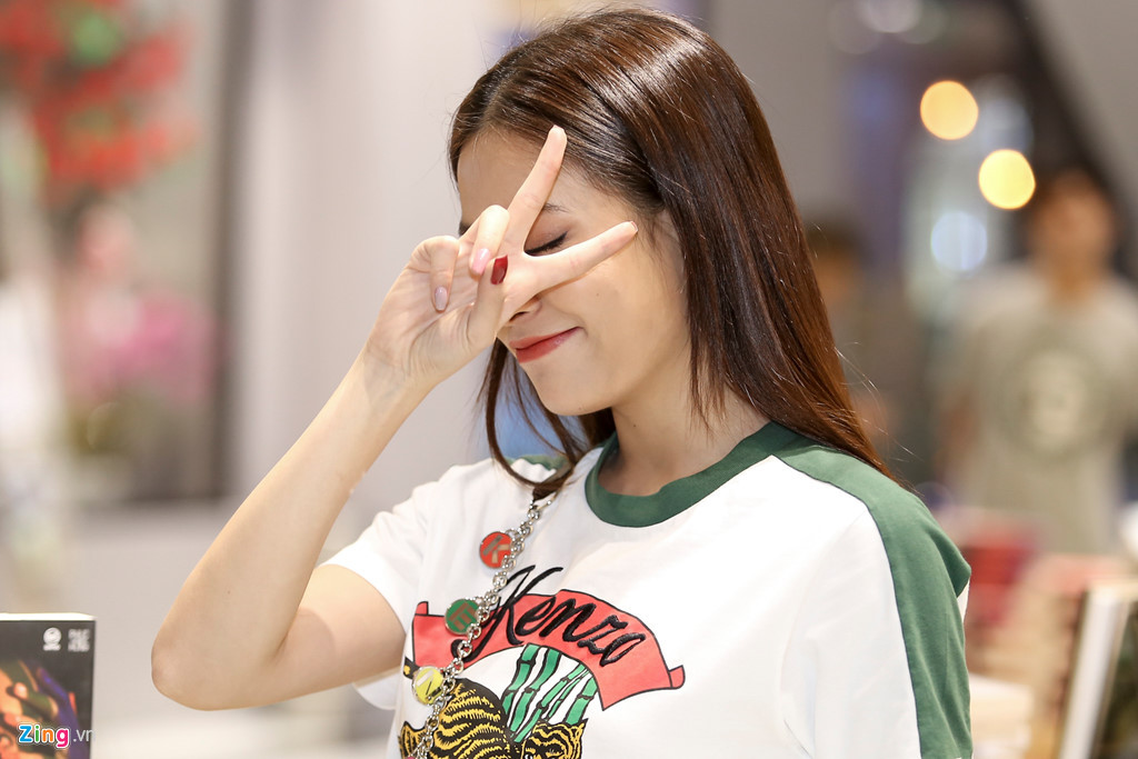 Hoàng Thùy Linh không còn ngại ngần khi nhìn lại quá khứ. Cô có những chia sẻ đầy chân thành về quãng đường 10 năm hoạt động nghệ thuật cũng như quá trình vượt qua sóng gió lớn trong cuộc đời để trở thành một nghệ sĩ thành công như hiện tại.