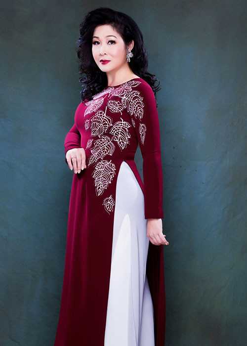 Ở độ tuổi trung niên, Hồng Vân vẫn giữ được nét đằm thắm khi khoác lên người những chiếc áo dài nền nã, sang trọng.