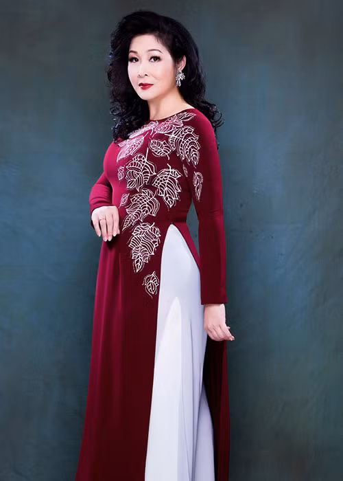 Ở độ tuổi trung niên, Hồng Vân vẫn giữ được nét đằm thắm khi khoác lên người những chiếc áo dài nền nã, sang trọng.
