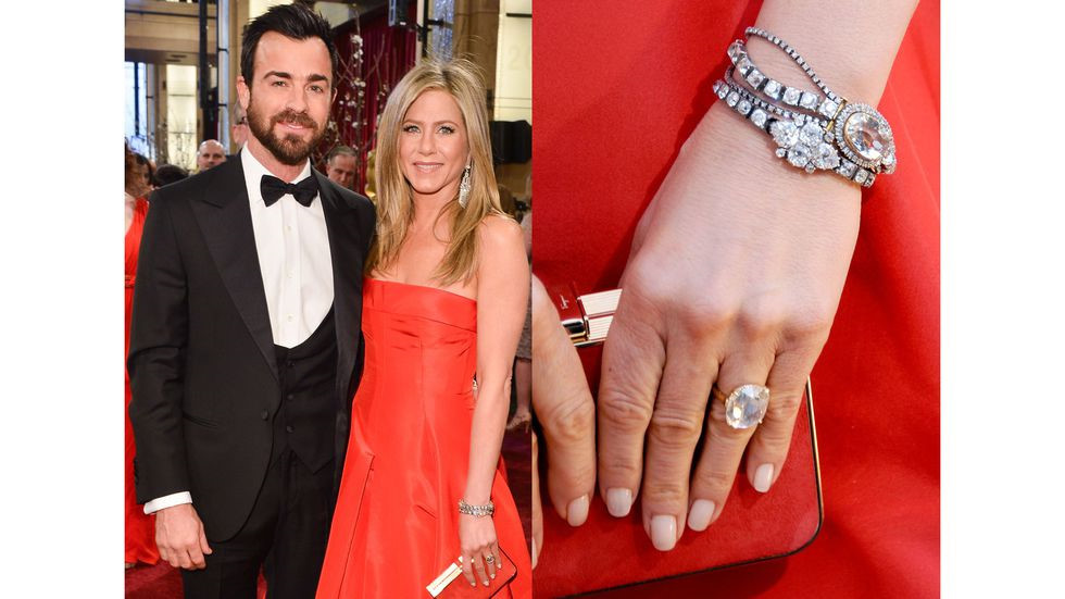 Jennifer Aniston: Kỷ vật cầu hôn mà diễn viên nổi tiếng nhận được từ Justin Theroux là nhẫn kim cương cắt ngọc lục hồi tháng 8/2012. Peter Meksian, nhà thiết kế của hãng Michael M ước lượng món đồ này xấp xỉ 8-9 carat, giá khoảng 500.000 USD. Thế nhưng, nhà mốt Chris Capri đến từ thương hiện Capri Jewelers nhận định lại khối lượng của nó phải đến 18 carat do có những viên kim cương nhỏ bao quanh.