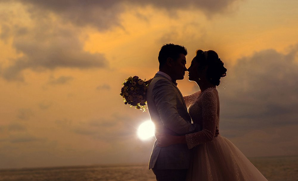 Dù đạo cụ và trang phục khá nặng và cồng kềnh nhưng ê kíp vẫn kiên nhẫn gồng gánh vác nặng đi đến những địa điểm đẹp để có được những khung hình hoàn hảo nhất.