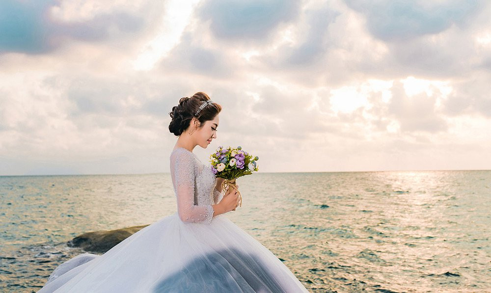 "Tôi cùng chồng đã hội ý cùng ekip và chọn đảo Hòn Sơn và Nam Du - nơi ghi dấu nhiều kỷ niệm riêng của chúng tôi trong thời gian tìm hiểu quen nhau" - Hoa hậu Đặng Thu Thảo nói.