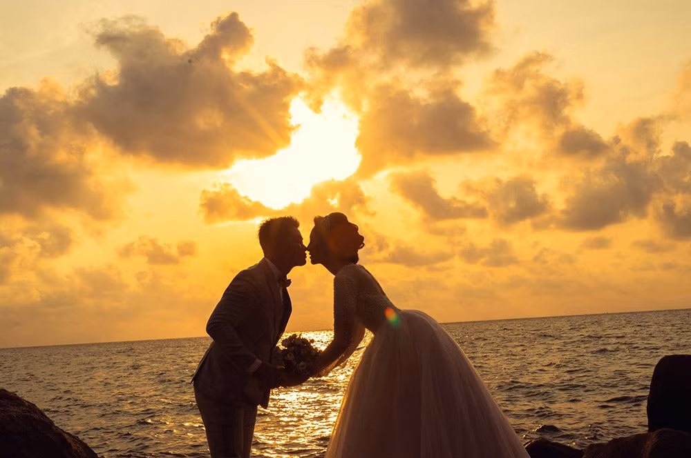 Hoa hậu Đặng Thu Thảo hạnh phúc chia sẻ mình và chồng tương lai đều thích những vùng biển hoang sơ, bình yên đẹp một cách đơn giản và tự nhiên.