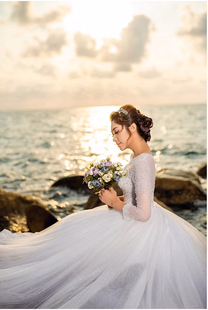 Với ý tưởng là biển xanh, cát trắng, nắng vàng, chính vì thế concept đưa ra sẽ chọn địa điểm là những bãi biển, hòn đảo đẹp hoang sơ.