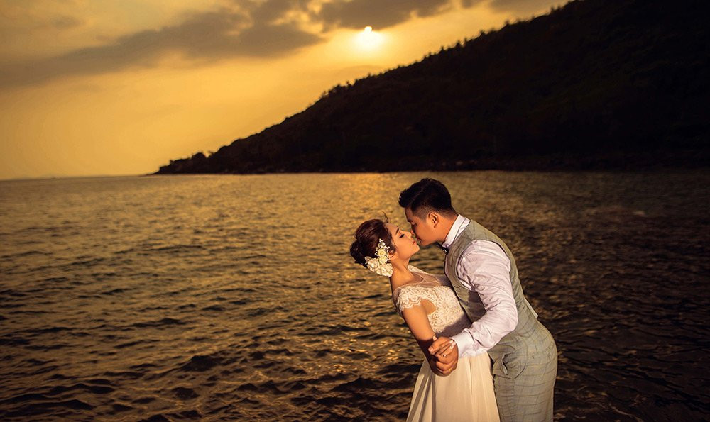 8 bộ áo cưới của Đặng Thu Thảo được thiết kế đính kết thủ công hết sức cầu kỳ tỷ mỉ bởi những nghệ nhân có tay nghề lâu năm, thực hiện trong suốt 13.200 giờ làm việc.