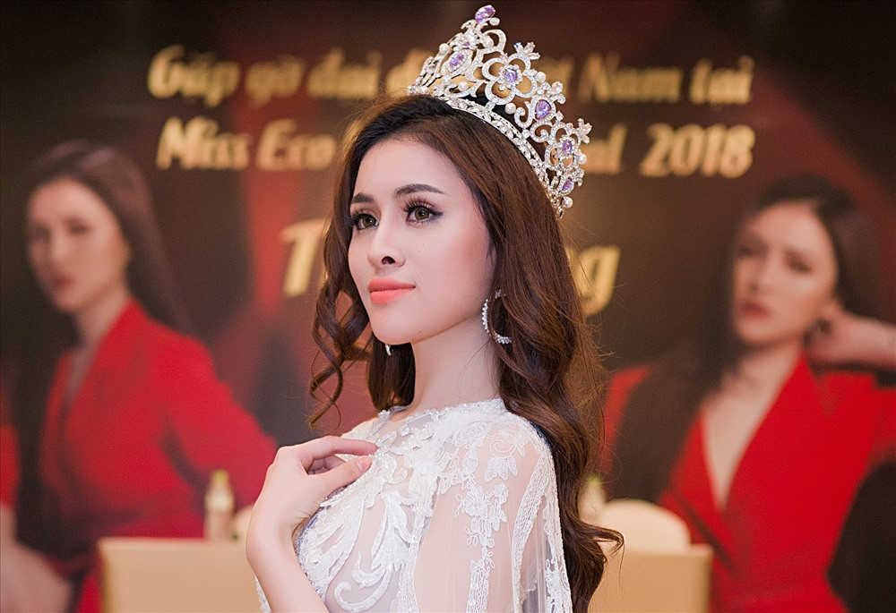 Thư Dung bị chê vì khả năng tiếng Anh kém. Ảnh: Lao Động