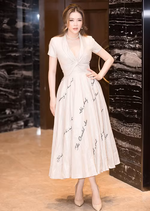 Phần cổ áo được khoét sâu nhưng không hề gây phản cảm, phù hợp với tính chất công việc mà cô đang đảm nhiệm với vai trò Lãnh sự Danh dự Rumani.