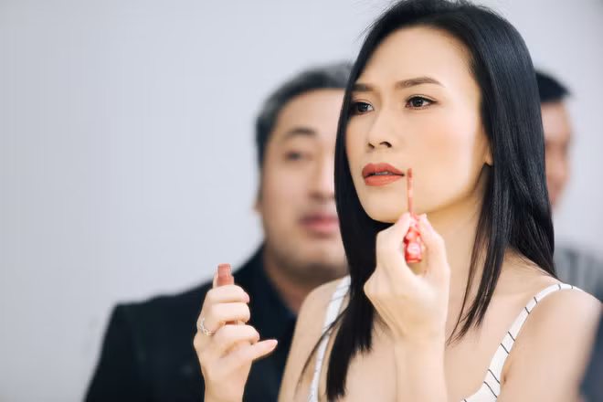 Tối 23/5, Mỹ Tâm đã thu hút khá nhiều sự chú ý khi xuất hiện trong gameshow Giọng ca bất bại với vai trò giám khảo. Đây cũng là show truyền hình duy nhất trong 2018 mà nữ ca sĩ nhận lời tham gia sau gần 1 năm tập trung ra mắt album Tâm 9. Ngồi chung ghế nóng với cô lần này còn có Mr. Đàm và đạo diễn Nguyễn Quang Dũng.