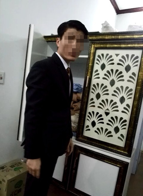 Chấp sự chuẩn bị làm lễ Pháp bắp têm cho phóng viên.